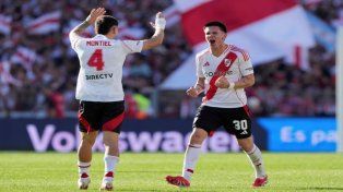 Gonzalo Montiel celebra con Franco Mastantuono tras el golazo de tiro libre. Cachete jugó solo el primer tiempo.