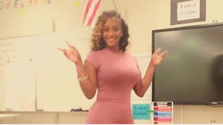 Esta maestra desata polémica por cómo se viste para dar clases