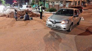 Un Renault Clio colisionó contra una moto en la esquina de Avenida San Lorenzo y La Rioja.