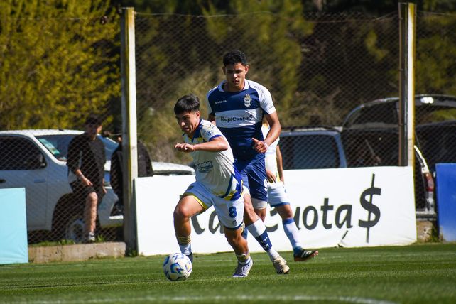 Mateo Serra estuvo en el equipo titular de Central que empató en su visita a Gimnasia.