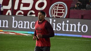 Armando Méndez jugó todo el año a préstamo en Lanús pero regresará a Newells.
