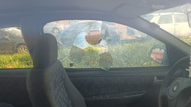 Un automóvil Susuki Fun estacionado frente a la comisaría 32ª fue alcanzado por los disparos efectuados por un individuo que huyó en bicicleta.&nbsp;