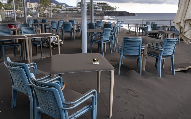 La ceniza cubre mesas y sillas en la terraza de un bar en el paseo marítimo del pueblo de Puerto Naos. Un volcán en erupción en la isla española de La Palma continúa emitir grandes cantidades de magma