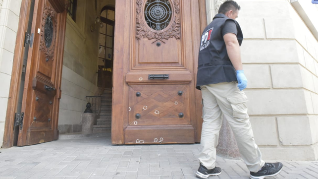 Investigan el hallazgo de varios impactos de bala en el frente del Concejo Municipal