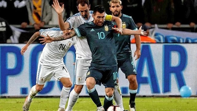 La Selección Argentina defiende su invicto de 23 partidos ante Uruguay en el Monumental.