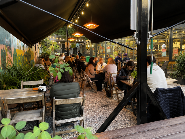 Buglë Vivero Café combina el concepto de cafetería con plantas y vermutería para quienes quieren una propuesta más nocturna.