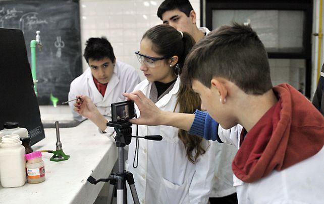 Los chicos de 2º año de la Ténica Nº 7 y el profesor Gonzalo Casadidio en el taller que invita a fotografiar reacciones y procesos químicos visualmente bellos.