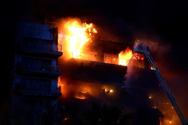 Imagen del edificio en llamas colgada en las redes sociales de Emergencias de la Generalitat.