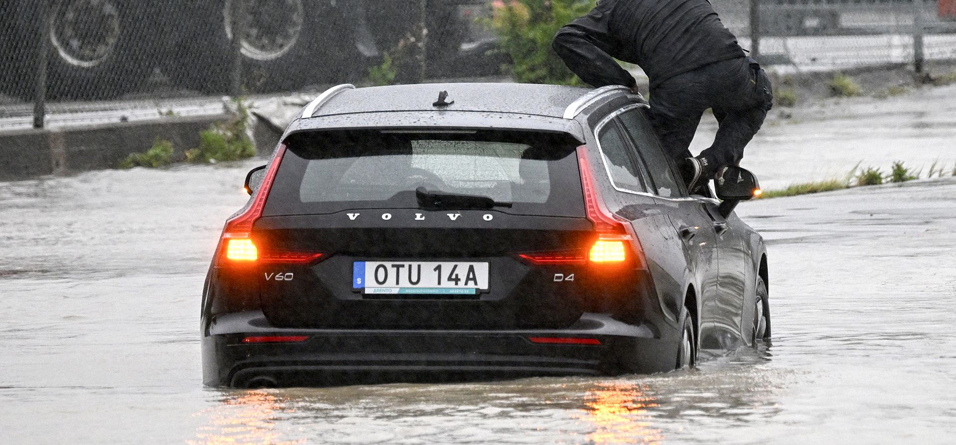 Un hombre sale de un automóvil que quedó atascado en una rotonda inundada en Arlöv, a lo largo de la carretera E6 en las afueras de Malmö, en el sur de Suecia, el lunes 7 de agosto de 2023. (Johan Nilsson/Agencia de noticias TT vía AP) Un hombre sale de un automóvil que quedó atascado en una rotonda inundada en Arlöv, a lo largo de la carretera E6 en las afueras de Malmö, en el sur de Suecia, el lunes 7 de agosto de 2023. (Johan Nilsson/Agencia de noticias TT vía AP)