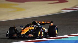 Piastri vuela con el McLaren y largará primero en el GP de Bahréin de F1