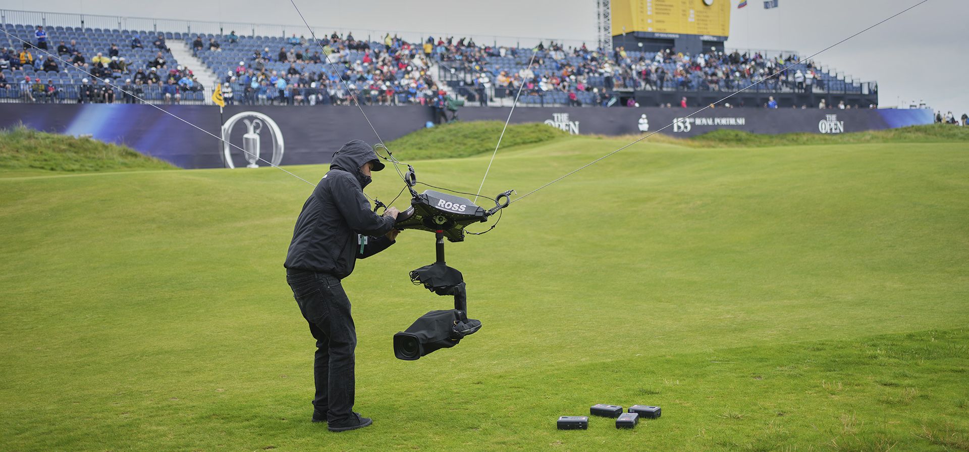Un técnico cambia las baterías de la cámara Spidercam en el green del hoyo 18 durante la primera ronda del Abierto Británico de golf en el Royal Portrush Golf Club, Irlanda del Norte, el jueves 17 de julio de 2025. (Foto AP/Jon Super) Un técnico cambia las baterías de la cámara Spidercam en el green del hoyo 18 durante la primera ronda del Abierto Británico de golf en el Royal Portrush Golf Club, Irlanda del Norte, el jueves 17 de julio de 2025. (Foto AP/Jon Super)