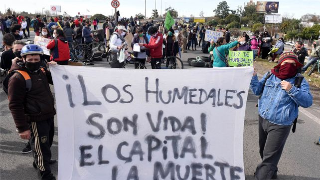 Ambientalistas y autoconvocados realizaron varias protestas en la cabecera del puente a Victoria.