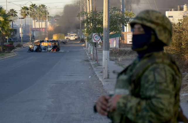 La batalla urbana del jueves dejó 29 muertos y decenas de autos y camiones destruidos por las llamas.&nbsp;