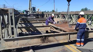 Retomaron el montaje del puente Bailey sobre el Carretero y esperan habilitarlo el próximo lunes