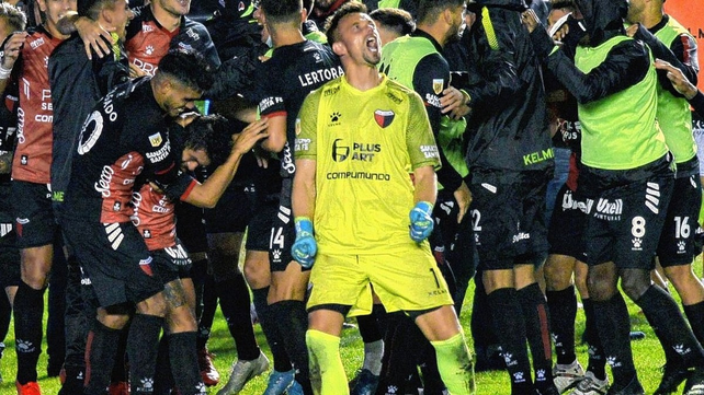 Leonardo Burián analiza la chance de continuar en Colón