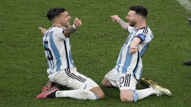 Leandro Paredes y Lionel Messi se fundieron en un abrazo tras obtener el Mundial 2022.