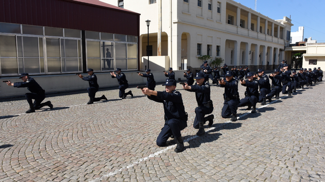 Cadetes del Isep en una práctica. Un instructor de tiro resultó herido en una mano al manipular un arma de un estudiante.&nbsp; 