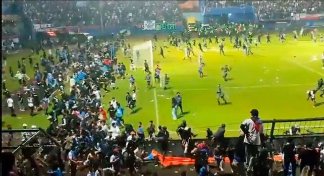 Tragedia en el fútbol de Indonesia: más de 100 muertos en enfrentamientos