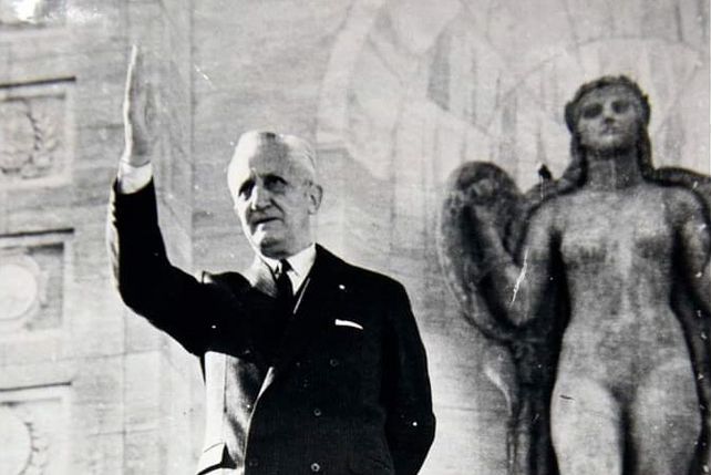 Arturo Illia durante un acto en el Monumento a la Bandera.