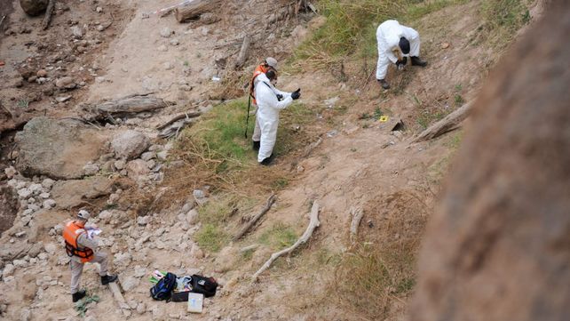 Personal del Equipo Argentino de Antropolog&iacute;a Forense trabaja sobre la barranca en San Lorenzo.