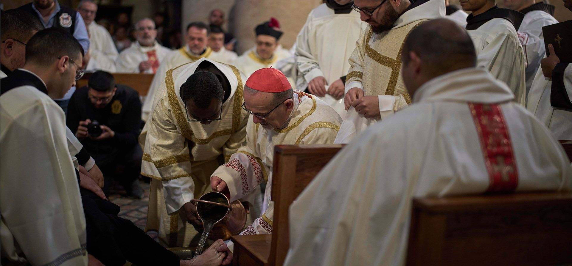 El patriarca latino Pierbattista Pizzaballa, el principal clérigo católico en Tierra Santa (centro derecha), realiza la ceremonia del lavatorio de pies durante la Semana Santa en la Iglesia del Santo Sepulcro, donde muchos cristianos creen que Jesús fue crucificado, enterrado y resucitó, en la Ciudad Vieja de Jerusalén, el jueves 17 de abril de 2025. (Foto AP/Leo Correa) El patriarca latino Pierbattista Pizzaballa, el principal clérigo católico en Tierra Santa (centro derecha), realiza la ceremonia del lavatorio de pies durante la Semana Santa en la Iglesia del Santo Sepulcro, donde muchos cristianos creen que Jesús fue crucificado, enterrado y resucitó, en la Ciudad Vieja de Jerusalén, el jueves 17 de abril de 2025. (Foto AP/Leo Correa)