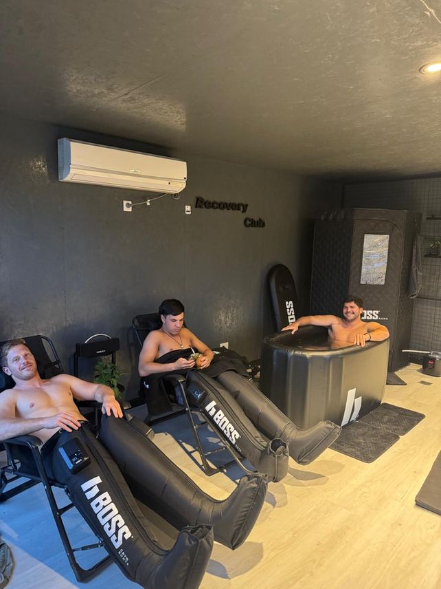 La posibilidad de hacer la experiencia en grupo es lo que convierte esta terapia también en un club, en un lugar donde se encuentran amigos.