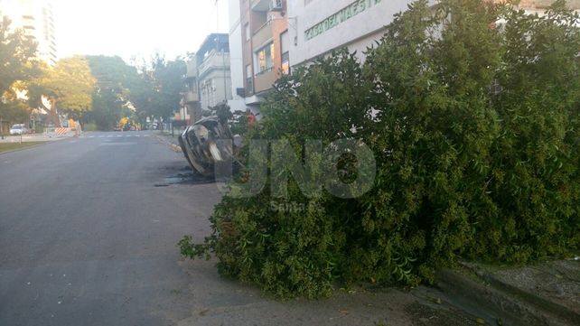 Un auto chocó contra un árbol, volcó y se incendió en Bulevar Gálvez