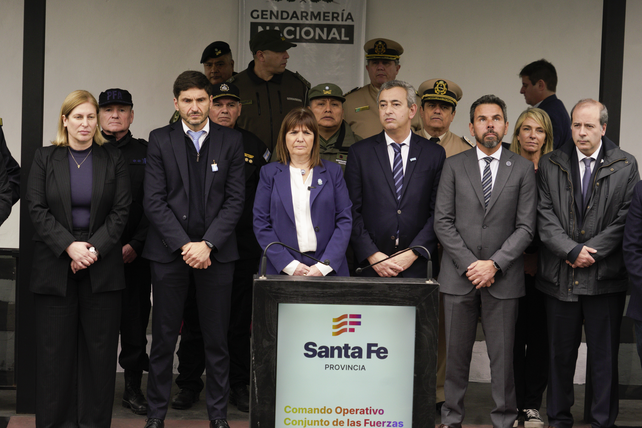 La ministra de Seguridad de la Nación, Patricia Bullrich, el gobernador Maximiliano Pullaro, el intendente Pablo Javkin y otros funcionarios nacionales, provinciales y locales, en un acto realizado por los seis meses del plan Bandera. 