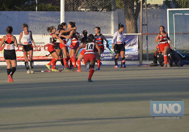 Las chicas de Talleres vencieron por la tarde a Newell’s 2 a 1 y confirmaron su lugar en semis.    Foto UNO/Mateo Oviedo