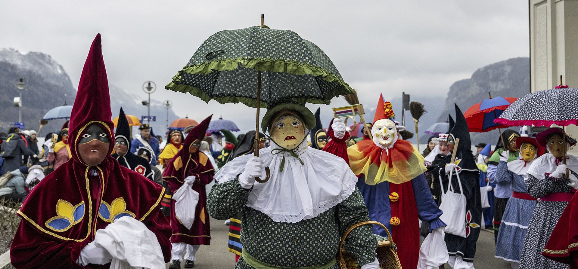 Los llamados Nuessler, hombres o niños con trajes tradicionales y máscaras derivadas de las que usan los personajes de la Commedia dell