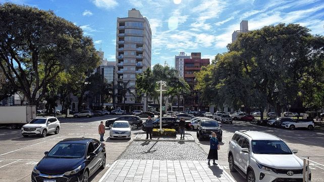 Plaza Italia: El Gobierno de Santa Fe y la Municipalidad de Santa Fe firmaron un convenio para transformar el estacionamiento de la Legislatura en una plaza pública.