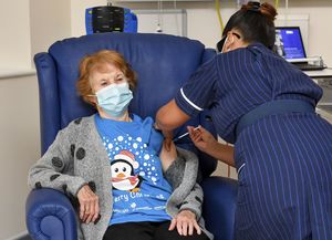 Una mujer de 90 años, la primera vacunada contra el covid en el Reino Unido