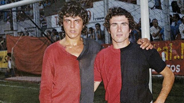 Ricardo Giusti junto a su hermano José Luis en la época en que vestían ca camsieta de Newells.&nbsp;