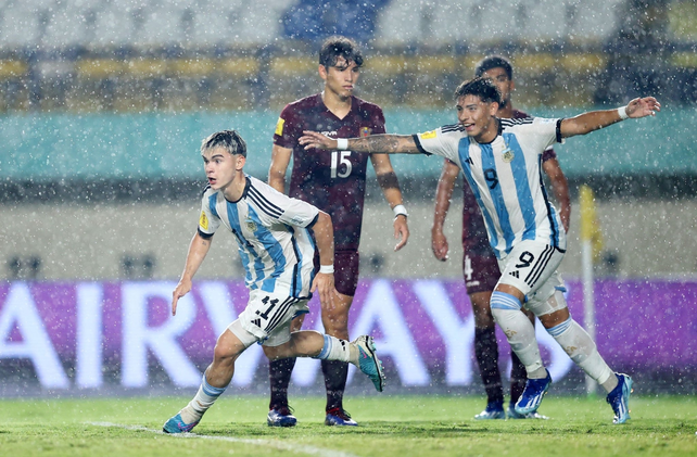 Santiago López festeja uno de los goles de Argentina que ya está en cuartos de final del Mundial sub-17.