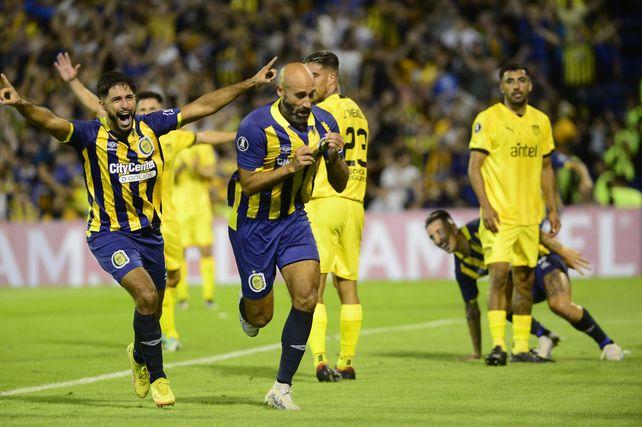 Buen arranque. Quintana acaba de convertir contra Peñarol e inicia el festejo, acompañado de Mallo.