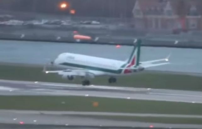 Así descendía el vuelo de Alitalia en suelo londinense en medio de ráfagas de 160 kilómetros por hora.