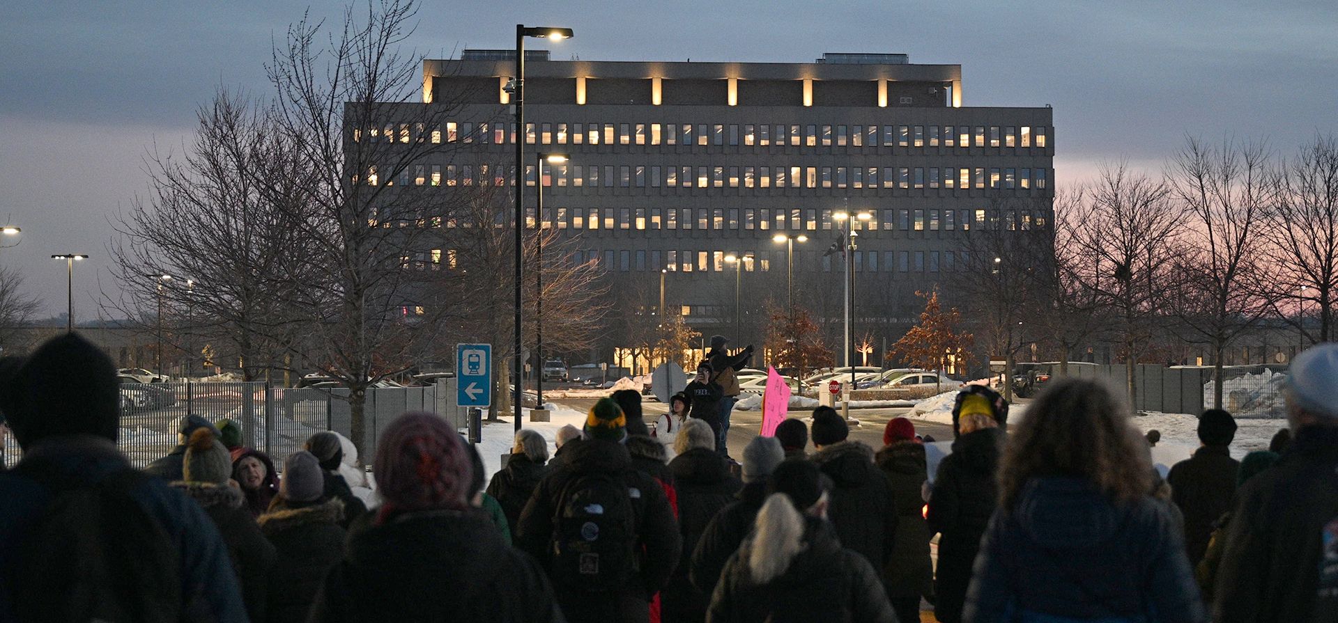 Manifestantes se congregan frente al Edificio Federal Bishop Henry Whipple, el jueves 8 de enero de 2026, en Minneapolis, Minnesota. (Foto AP/Tom Baker) Manifestantes se congregan frente al Edificio Federal Bishop Henry Whipple, el jueves 8 de enero de 2026, en Minneapolis, Minnesota. (Foto AP/Tom Baker)