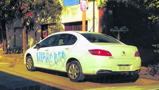 En la madrugada. Autores ignorados realizaron las pintadas sobre las dos puertas izquierdas de Peugeot.