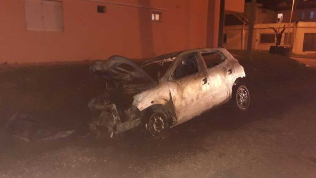 Un auto robado el 28 de octubre pasado en Rosario apareció quemado a 40 cuadras de la escena del crimen. Sería el auto de apoyo para cubrir al sicario.