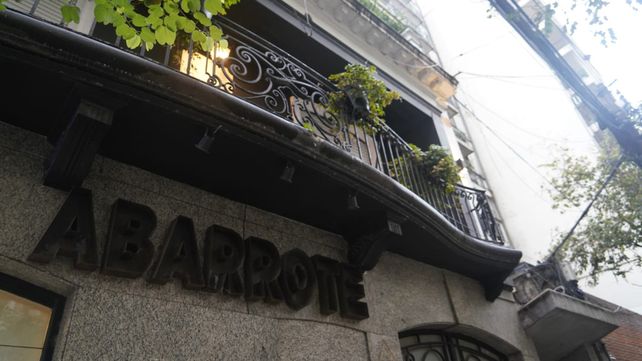El frente y el primer piso del bar Abarrote, de Paraguay al 700, donde un hombre resultó herido de un piedrazo en la cabeza.