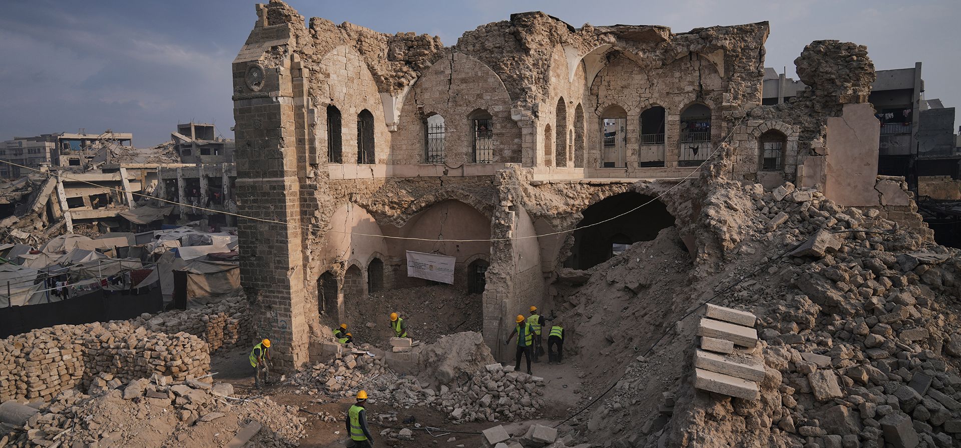 Trabajadores del Centro para la Preservación del Patrimonio Cultural realizan labores de restauración y buscan artefactos desaparecidos en el histórico Palacio Pasha de la ciudad de Gaza, después de que un ataque aéreo israelí dañara gravemente el edificio durante la guerra en la Franja de Gaza, el jueves 13 de noviembre de 2025. (Foto AP/Jehad Alshrafi) Trabajadores del Centro para la Preservación del Patrimonio Cultural realizan labores de restauración y buscan artefactos desaparecidos en el histórico Palacio Pasha de la ciudad de Gaza, después de que un ataque aéreo israelí dañara gravemente el edificio durante la guerra en la Franja de Gaza, el jueves 13 de noviembre de 2025. (Foto AP/Jehad Alshrafi)