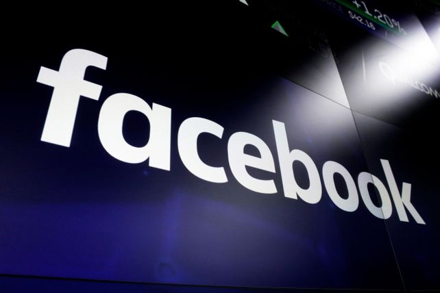 El logo de Facebook en el panel del Nasdaq en Wall Street.&nbsp;
