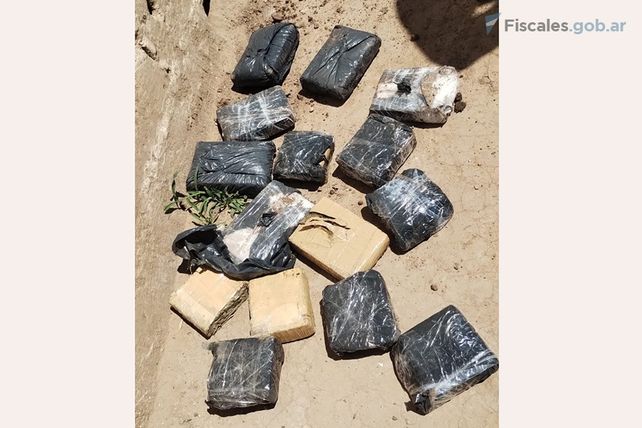 Los 15 panes de marihuana estaban enterrados en el patio de un pabellón de la cárcel de Las Flores. El pesaje de la droga alcanzó los 4