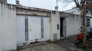 La casa de pasaje Schenone al 4300.Denunció que sufrió un intento usurpación