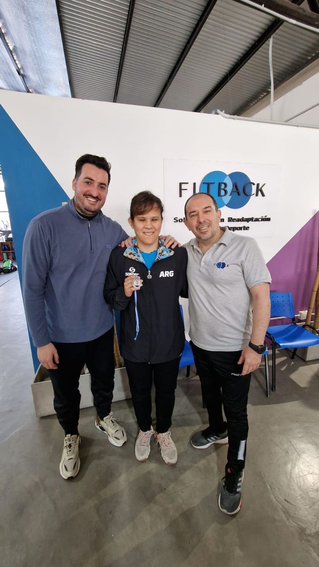 Nadia regresó del Mundial de Inglaterra y compartió la medalla con los kinesiólogos Juan Vidalle y Sergio de San Martín.