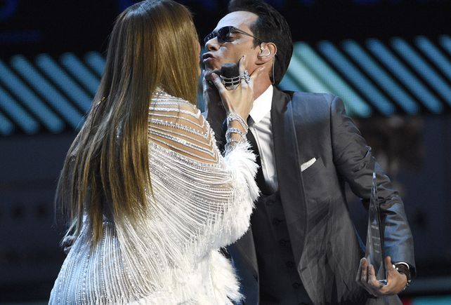 Jennifer López y Marc Anthony fueron Pimpinela en una noche de amor y besos en los Grammy