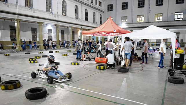La pista de karting armada en el patio del colegio de Presidente Roca 150.