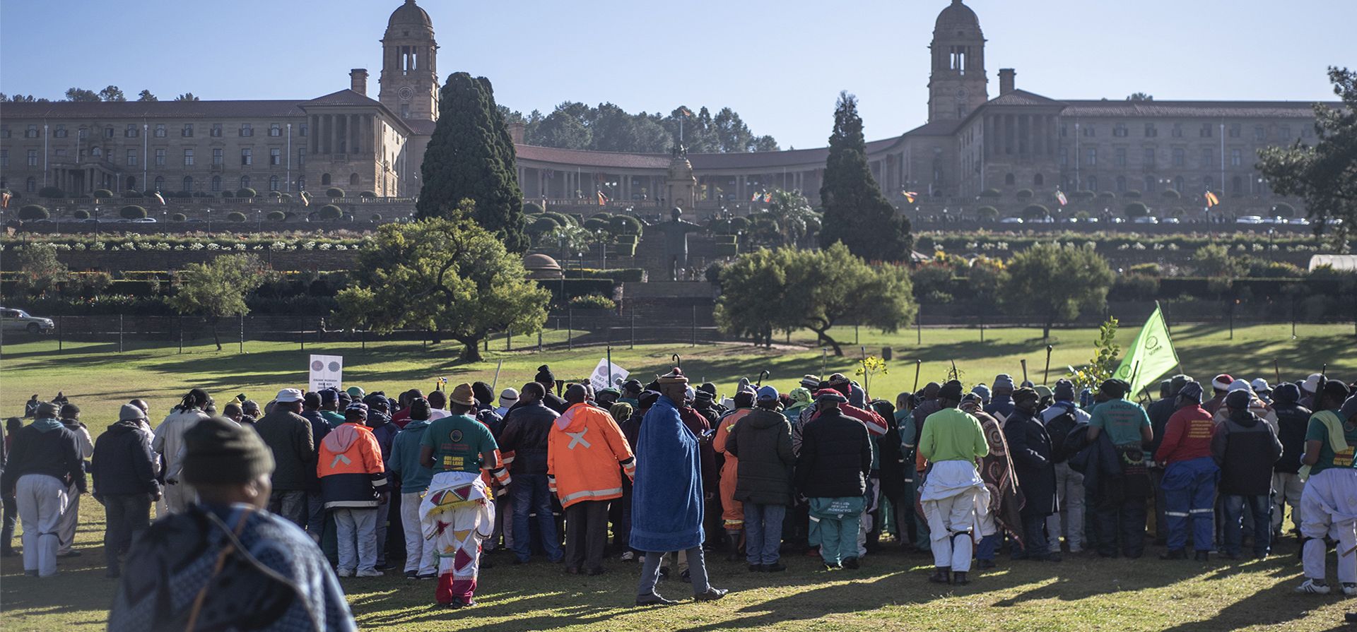 Mineros en huelga protestan por salarios más altos en Union Buildings, antecedentes, en Pretoria, Sudáfrica, el martes 24 de mayo de 2022 mientras el canciller alemán Olaf Scholz se reúne con el presidente sudafricano Cyril Ramaphosa en una visita de un día al país.