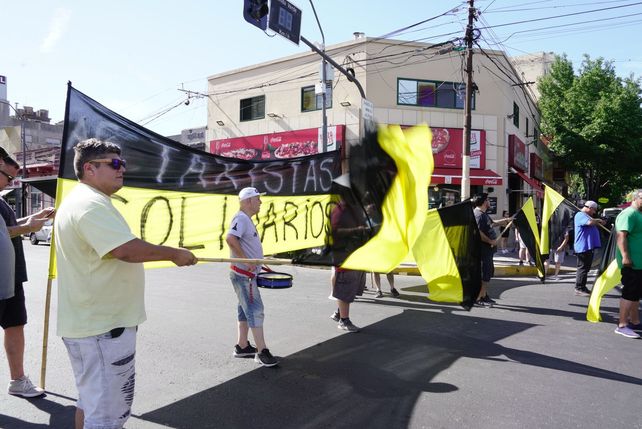Sorpresivo paro de taxis tras una tensa reunión con el intendente Javkin