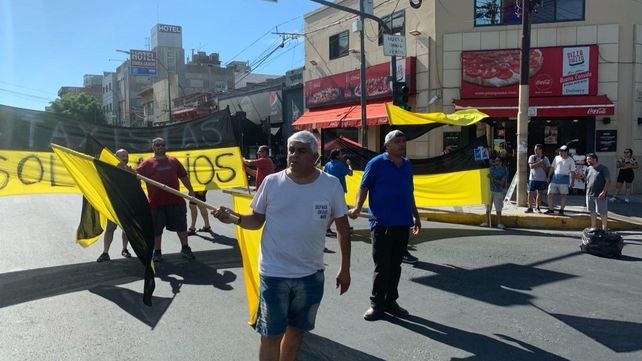 Sorpresivo paro de taxis tras una tensa reunión con el intendente Javkin